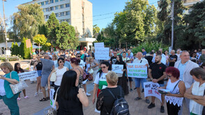 Стотици жители на Горна Оряховица излязоха на протест в подкрепа на кмета Николай Рашков (ВИДЕО+СНИМКИ)