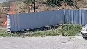 Камера засне мъж, който пали сухи треви край Чирпан