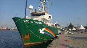 Емблематичният ледоразбивач Arctic Sunrise на „Грийнпийс” акостира във Варна