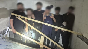 Заловиха 8 мигранти, укрити в тайник на микробус на българо-гръцката граница