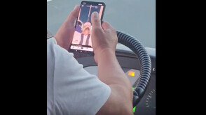 Уволниха шофьор на автобус, гледал TikTok зад волана (ВИДЕО)