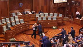 С викове „Срам!“: Опозиционен депутат замери косовския премиер с яйца (ВИДЕО)