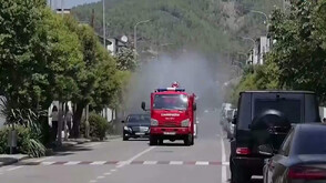 Пожарни камиони се превърнаха в „душове“ заради горещата вълна в Албания (ВИДЕО)