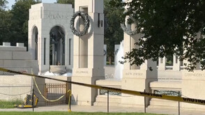 Оскверниха със сапунена пяна и графити Мемориала на Втората световна война във Вашингтон (ВИДЕО)