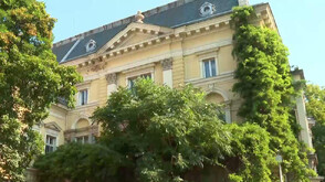 Липсващ документ спира ремонта на бившия Царски дворец в София, сградата се руши