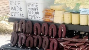 Заловиха над 2 тона храни без документи за произход на нерегламентиран пазар в Пазарджишко (СНИМКИ)