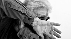 Пребиха и вързаха с тиксо 70-годишен мъж в Бургаско, трима са задържани