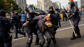 Масови протести и сблъсъци с полиция на протест на румънските овцевъди в Букурещ (ВИДЕО + СНИМКИ)