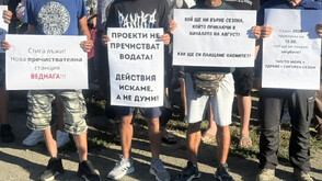 Протест в Свети Влас за нова пречиствателна станция затваря пътя Бургас-Варна (ВИДЕО+СНИМКИ)