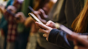 Зависимостта от социалните мрежи: Какви мерки се предвиждат за защита на децата