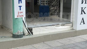 Патрулка се заби в оптика в Бургас след гонка
