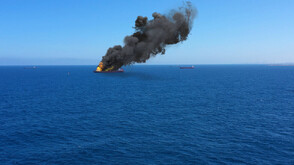 Кадри показват моряци от поразения кораб в Черно море минути след атаката (ВИДЕО)