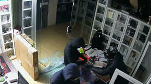 Четирима маскирани задигнаха телефони за десетки хиляди евро от магазин в София
