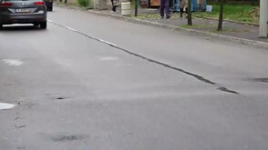 Кола блъсна възрастна жена и внука ѝ на пешеходна пътека с изтрита маркировка в Русе