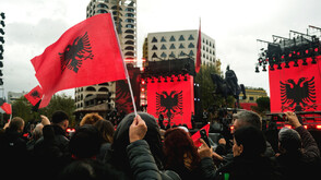 Протест в Албания прерасна в сблъсъци с полицията, има десетки арестувани и ранени