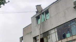 Силният вятър отнесе част от покрив на блок в Айтос (СНИМКА)