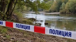 Откриха тялото на 21-годишен мъж, завързан и удушен в река край Харманли