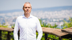 Кандидатът за президент Костадин Костадинов отвори дома си и сподели интересни моменти за себе си