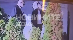 Кадри показват влизането на тримата задържани за убийството на Слави Бинев в дома му (ВИДЕО)
