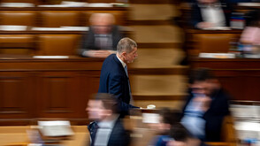 Демонстранти опитаха да щурмуват чешкия парламент заради промените във финансирането на обществените медии