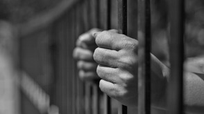 Хвърлени тухли, камъни и бутилки: 13 денонощия арест за участници в масово сбиване в Петрич