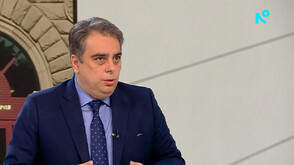 Асен Василев донесе кошница с надпис „Грижа“ в „Здравей, България“ и отправи остри критики към кабинета