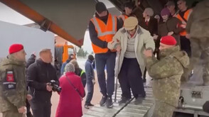 След три години раздяла: Евакуирани от окупирания град Олешки се завърнаха в Украйна