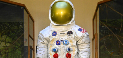 Реплика на костюма, с който на Армстронг стъпва на Луната - на изложение в Пловдив