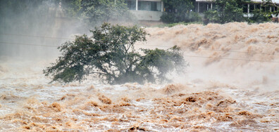 Десетки хиляди евакуирани заради наводненията в Китай (ВИДЕО+СНИМКИ)