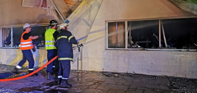 Пожар в склад за мебели в Пловдив (СНИМКИ)