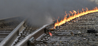 Пътници на влак, спрял заради горски пожар, бяха ранени, докато го напускали (ВИДЕО+СНИМКИ)