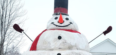Огромен 10-метров снежен човек събира погледите в Минесота