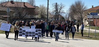 Жители на Трилистник блокираха пътя към АМ „Тракия" (СНИМКИ)