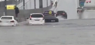 Буря и наводнения парализираха въздушния трафик в ОАЕ (СНИМКИ)