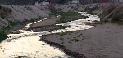 Законодателни пречки спират почистването на река Стряма, въпреки държавната помощ