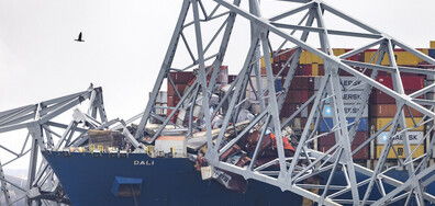 Товарният кораб, разрушил моста в Балтимор, имал "сериозен електрически проблем"