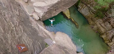 Екстремно: Да скачаш от скала в уникално чисти езера в Саудитска Арабия (ВИДЕО)
