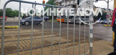 Автобус и камион се удариха на „Ботевградско шосе” в София (ВИДЕО+СНИМКИ)