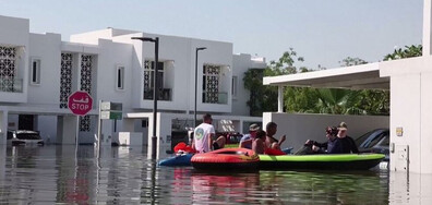 След наводненията: Жители на Дубай се придвижват с каяк по улиците (ВИДЕО)