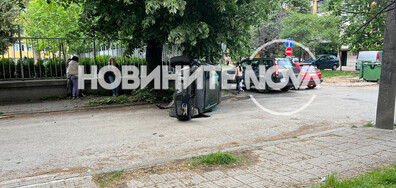 Кола се удари в дърво и преобърна до входа на училище в Казанлък (СНИМКИ)