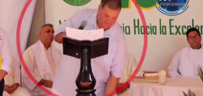 Панталонът на колумбийски кмет падна по време на изявление (ВИДЕО)