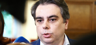 Изслушват Асен Василев в комисията за скандала в митниците