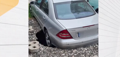 Огромна дупка  „погълна” автомобил в Пловдив (ВИДЕО)