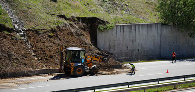 Продължава укрепването на срутената стена на магистрала "Струма"