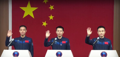 Космонавтите от „Шънчжоу-17” се завърнаха след шест месеца в Космоса