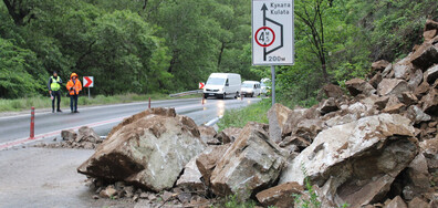 Срутване на скали затвори пътя в Кресненското дефиле (ВИДЕО+СНИМКИ)