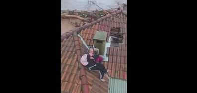 Спасиха с хеликоптер семейство, блокирано на покрива на наводнената им къща (ВИДЕО)