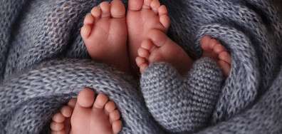 За 4 часа две майки родиха 6 бебета: Първа среща с двойките тризнаци, проплакали в една и съща болница
