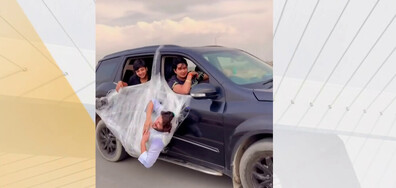 Човешка какавида: Индиец вися от кола, опакован във фолио (ВИДЕО)