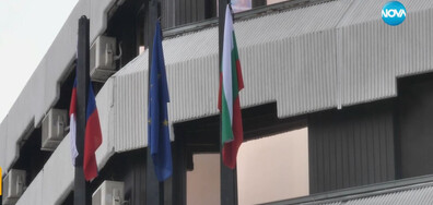 Издигнаха руското знаме пред общината в Дупница, местен политик го свали три пъти